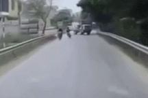 Thanh niên phóng nhanh lĩnh hậu quả vì gặp xe sang đường ẩu