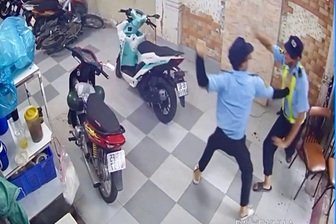 Mâu thuẫn trong việc dắt xe, bảo vệ đâm đồng nghiệp tử vong