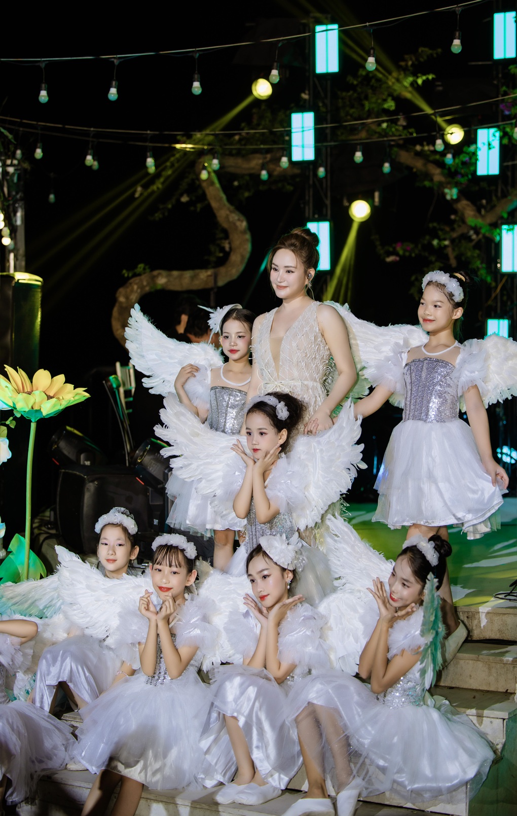 Vy Oanh gợi cảm trở lại sân khấu, tiết lộ cuộc sống mẹ 3 con - 2 Vy Oanh gợi cảm trở lại sân khấu, tiết lộ cuộc sống mẹ 3 con - 2