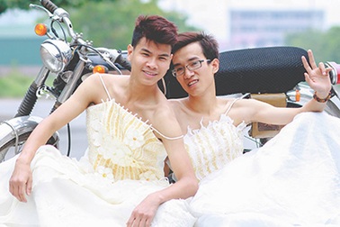 Hài hước ảnh “cưới” của nam sinh ủng hộ hôn nhân đồng giới
