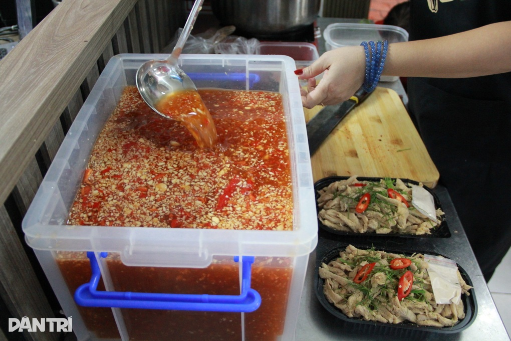 Món vịt tỳ bà độc lạ, kỳ công chế biến hơn 10 tiếng mới ra lò ở Hà Nội - 7 Món vịt tỳ bà độc lạ, kỳ công chế biến hơn 10 tiếng mới ra lò ở Hà Nội - 7