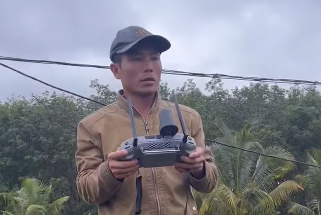 Gặp người chở drone hơn 300 triệu đồng cứu người bị mắc kẹt 1 đêm giữa lũ - 1