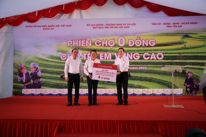 Ông Trần Thanh Mẫn - Ủy viên Bộ Chính trị, Phó chủ tịch Thường trực Quốc hội trao biểu trưng 04 tỷ đồng xây dựng 02 công trình nhà nội trú, nhà lớp học cho tỉnh Yên Bái (Nguồn tài trợ Ngân hàng NN&PTNT Việt Nam chi nhánh tỉnh Yên Bái).