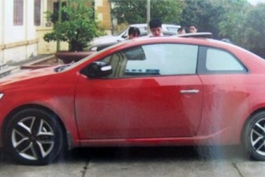 Dùng ôtô làm lá chắn, 2 nhóm côn đồ vãi đạn vào nhau