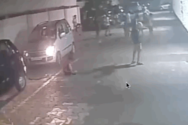 Bất cẩn, nữ tài xế lái xe chèn qua người một em nhỏ