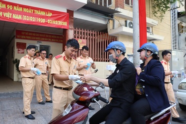 CSGT TPHCM phát khẩu trang miễn phí cho người dân phòng bệnh Corona