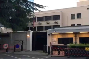 Cờ Mỹ tại lãnh sự quán ở Thành Đô bị hạ xuống