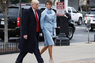 Phu nhân ông Trump diện váy ấn tượng trong ngày nhậm chức của chồng