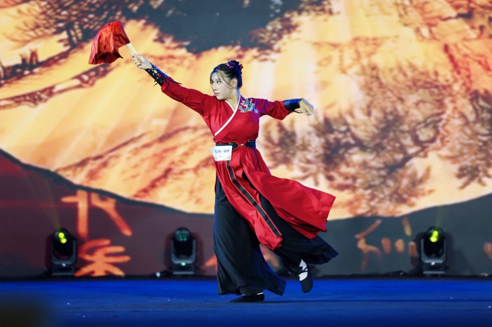 Nữ sinh chuyên ngữ đạt kỳ tích cuộc thi tiếng Trung lớn nhất thế giới - 3 Nữ sinh chuyên ngữ đạt kỳ tích cuộc thi tiếng Trung lớn nhất thế giới - 3