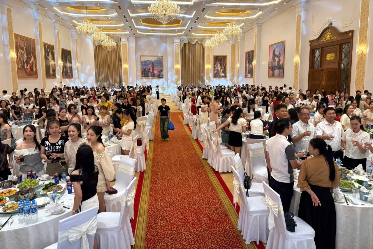 Công nhân khoe bữa tiệc 5,2 tỷ đồng ở nhà hàng hạng sang của công ty - 1