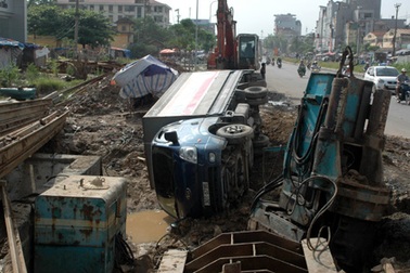 Xe tải cắm đầu xuống hố công trình trên “con đường đau khổ”