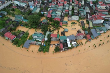 Lũ dâng cao, đường phố Cao Bằng mênh mông biển nước