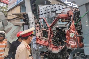 Xe ben tông sập tường nhà xưởng, tài xế mắc kẹt bên trong cabin