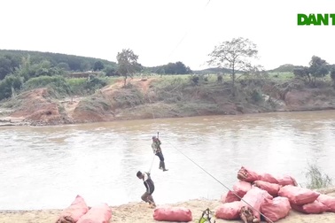 Hãi hùng cảnh người dân treo mình qua sông