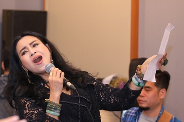 Diva Thanh Lam “phiêu”, ngồi bệt xuống để hát