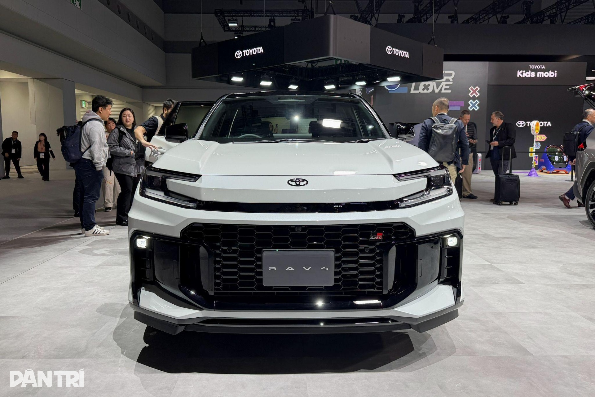 Cận cảnh Toyota RAV4 2026: “Lột xác” toàn diện, thông minh như xe điện - 2 Cận cảnh Toyota RAV4 2026: “Lột xác” toàn diện, thông minh như xe điện - 2