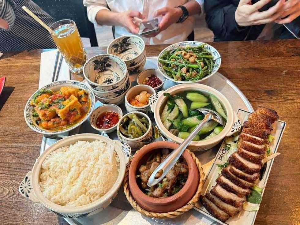 Un repas vietnamien à 1,3 million de VND, composé de soupe de crabe et d'aubergines, redonne vie à un restaurant en Allemagne - 4 Mâm cơm Việt 1,3 triệu với canh cua, cà pháo vực dậy một nhà hàng ở Đức - 4
