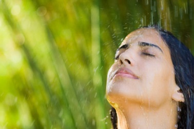 Người đàn bà điên dưới mưa