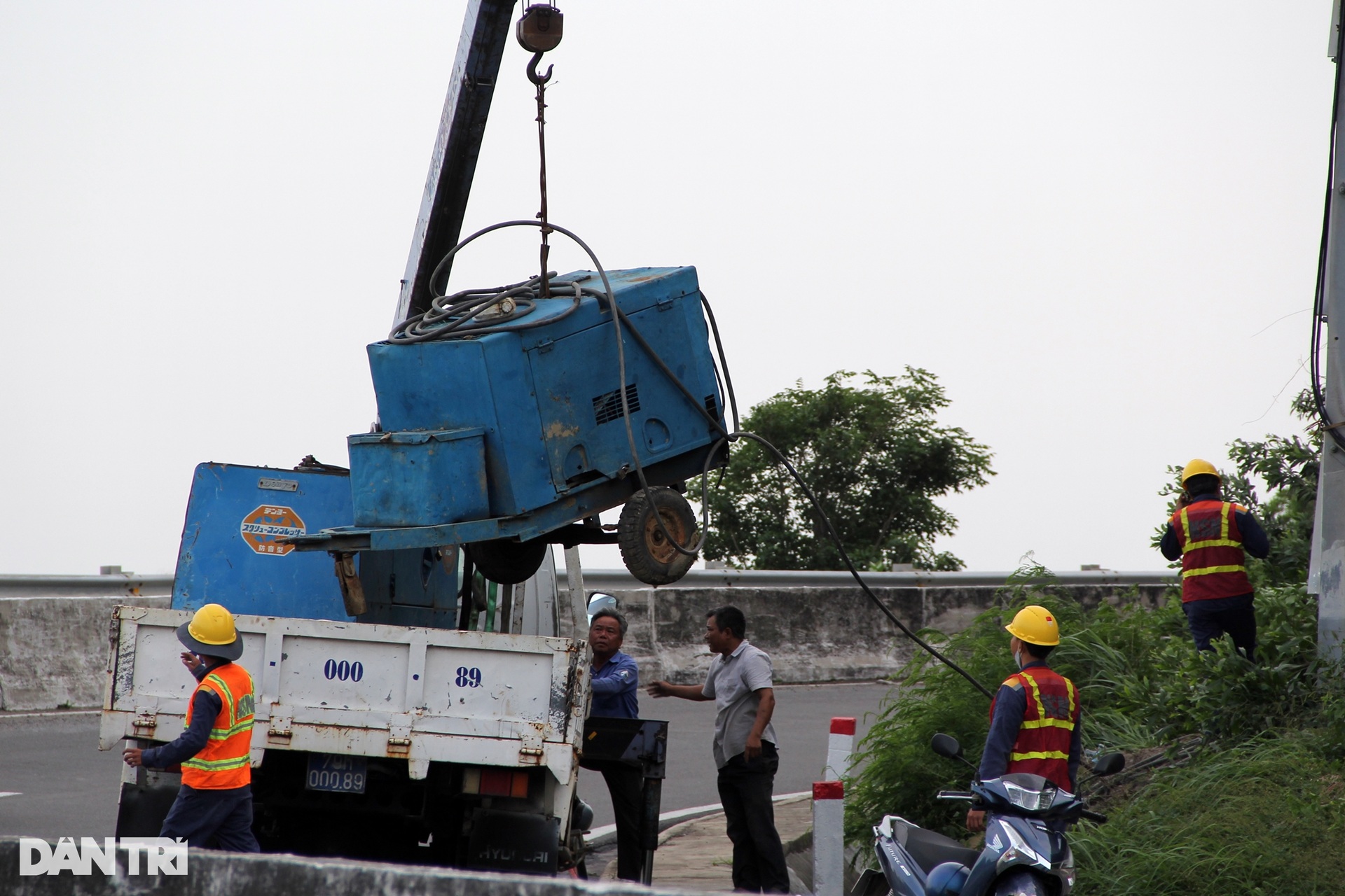 Dùng 20kg thuốc nổ phá khối đá khủng trên cung đường đi sân bay Cam Ranh - 7 Dùng 20kg thuốc nổ phá khối đá khủng trên cung đường đi sân bay Cam Ranh - 7