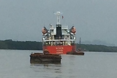 Nổ buồng bơm tàu chở xăng, 3 người thương tích