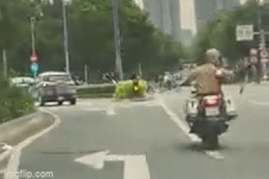 CSGT lái xe đặc chủng mở đường cho ô tô chở thai phụ bị vỡ ối đến bệnh viện