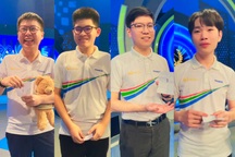 Trước trận chung kết Olympia, các thí sinh bốc thăm vị trí, cười tươi rói