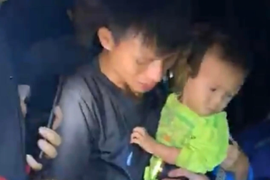 Bé 2 tuổi lạc suốt 6 tiếng trong rừng đêm, bình thản và lành lặn đến kỳ lạ