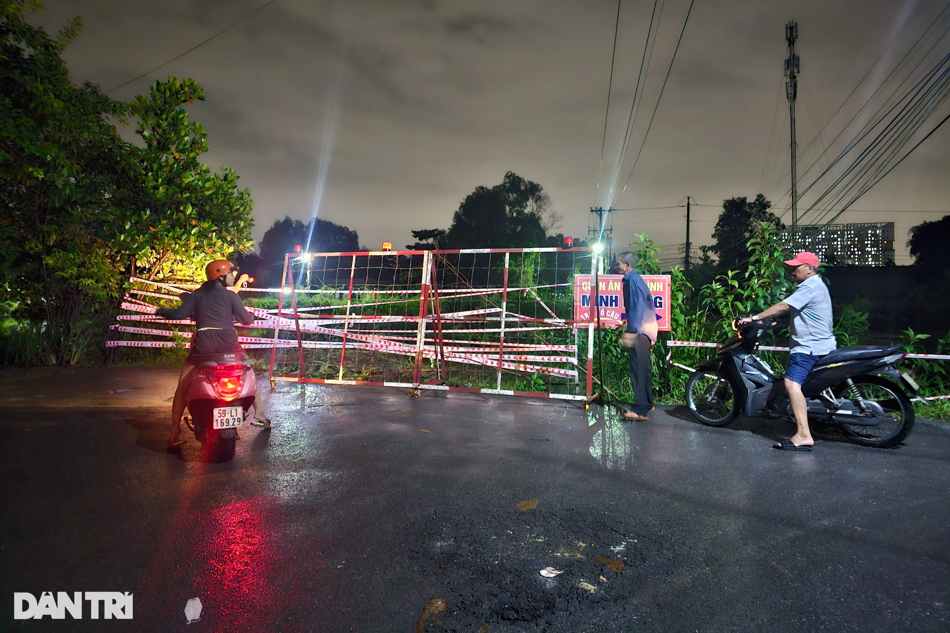 Người dân khốn khổ sau trận mưa lớn kéo dài gây ngập nặng ở Bình Dương - 10 Người dân khốn khổ sau trận mưa lớn kéo dài gây ngập nặng ở Bình Dương - 10