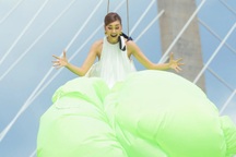 Thử thách đu dây tạo dáng gây tranh cãi: Vietnam's Next Top Model nói gì?