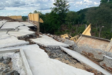 Tường bao trường học vừa xây xong đã đổ sập sau trận mưa