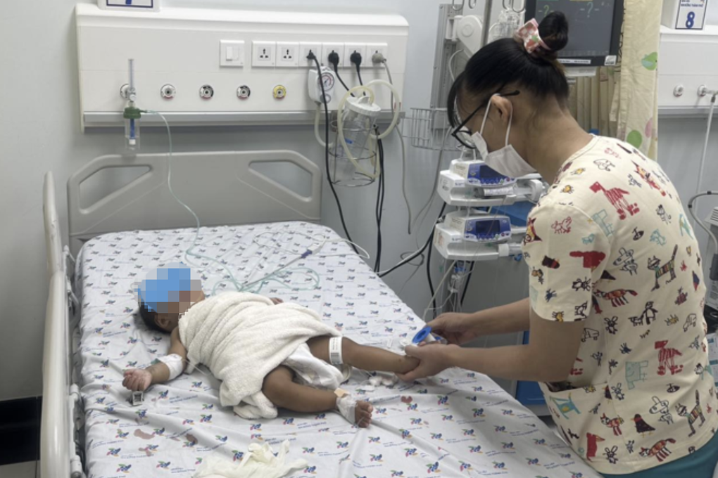 Bé trai nhiễm sốt xuất huyết nguy kịch nhưng 2 nơi chẩn đoán tay chân miệng - 3 Bé trai nhiễm sốt xuất huyết nguy kịch nhưng 2 nơi chẩn đoán tay chân miệng - 3