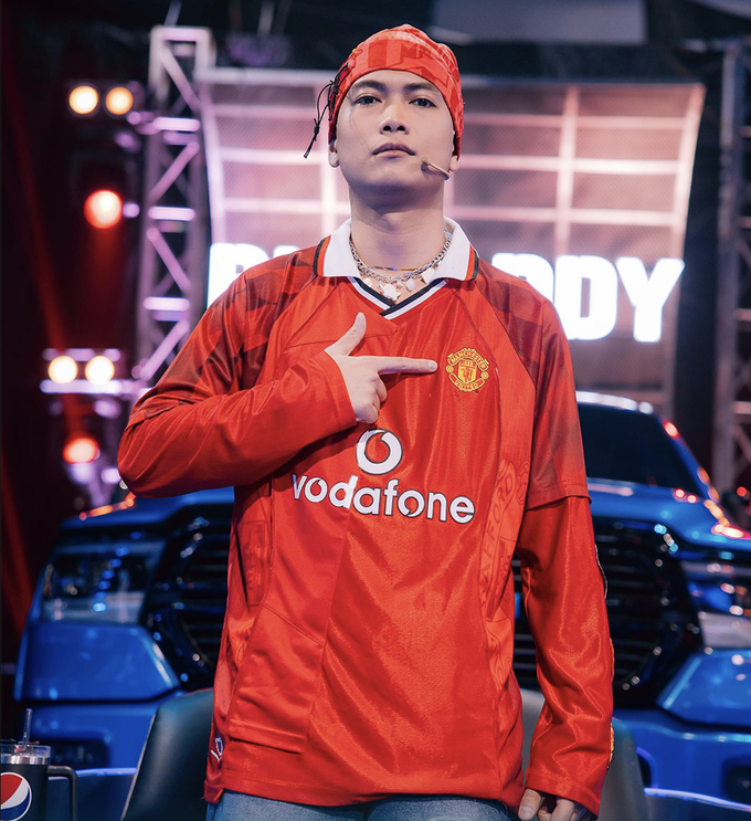 Bóc đồ BigDaddy ở Rap Việt: Quần áo làm từ thảm, đồng hồ 200 triệu đồng - 4 Bóc đồ BigDaddy ở Rap Việt: Quần áo làm từ thảm, đồng hồ 200 triệu đồng - 4