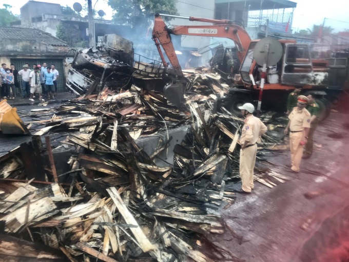 Thanh Hóa: Xe khách đối đầu xe tải rồi bốc cháy dữ dội, 2 người chết thảm trong cabin - Ảnh 2. Thanh Hóa: Xe khách đối đầu xe tải rồi bốc cháy dữ dội, 2 người chết thảm trong cabin - Ảnh 2.