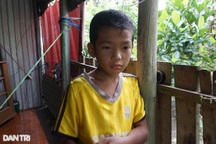 Cha mất, mẹ bỏ đi, cậu bé 9 tuổi mò cua, bắt ốc nuôi chị gái khờ khạo