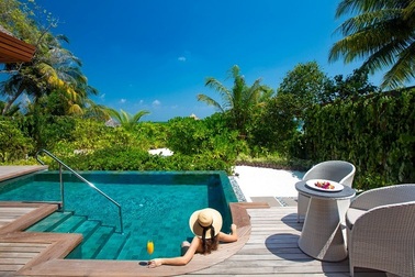 Khu nghỉ dưỡng giữa biển giá 57 triệu/đêm có gì hay mà giới siêu giàu đổ xô tới?