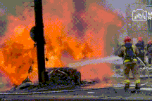 Hiện trường "tan hoang" của vụ cháy xe điện tại Ba Lan, pin rơi đầy đường