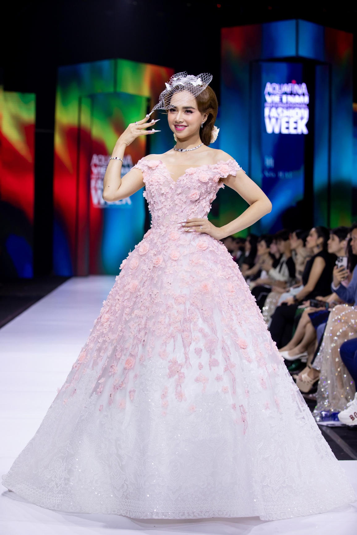 Hoảng hồn khoảnh khắc Hoa hậu Thùy Tiên ngã nhào trên sàn catwalk - 2 Hoảng hồn khoảnh khắc Hoa hậu Thùy Tiên ngã nhào trên sàn catwalk - 2