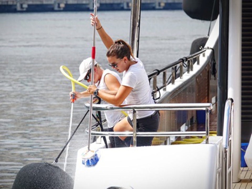 Phục vụ trên siêu du thuyền của các tỷ phú không hề đơn giản - 1