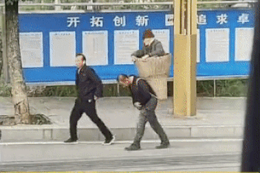 Hai anh em Trung Quốc thay nhau địu mẹ 89 tuổi đến bệnh viện gây sốt mạng