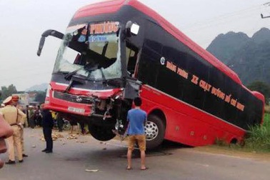 Xe khách tông xe tải văng xuống ruộng nằm “chỏng vó”