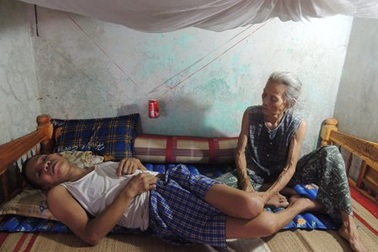 Bố mẹ già 80 oằn lưng chăm sóc con trai 51 tuổi liệt giường