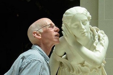 Chùm ảnh đầy hài hước khi những bức tượng trở thành “diễn viên bất đắc dĩ”