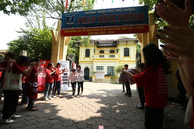 Thi lớp 10 Hà Nội: Hai thí sinh bị đình chỉ thi môn ngữ văn vì mang "phao"