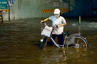 Triều cường gây ngập sâu, người Sài Gòn khổ sở lội nước về nhà