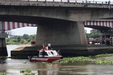Ca nô cứu hộ xuyên đêm tìm kiếm người nhảy cầu