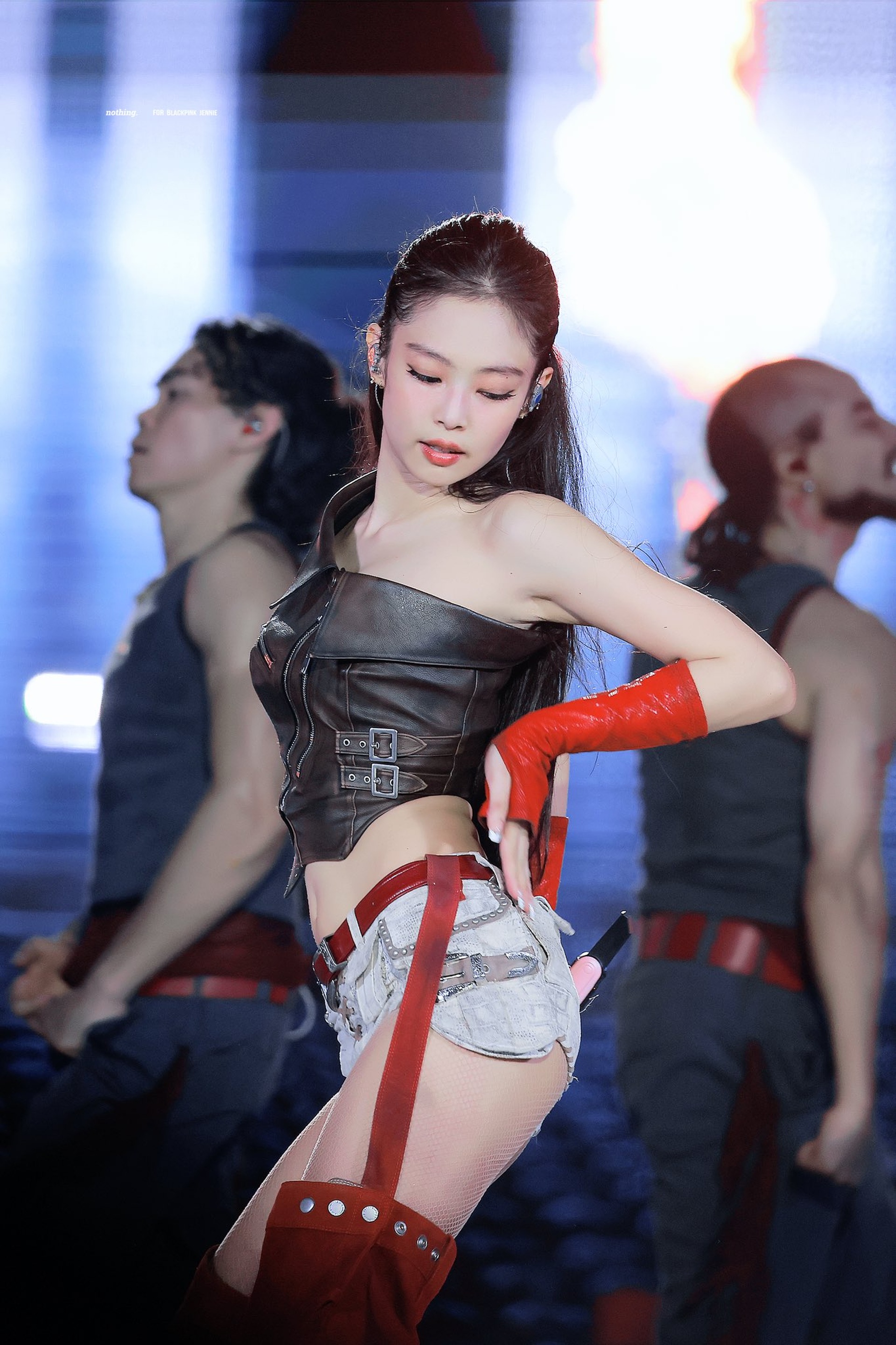 Blackpink gây sốt khi trở lại với váy áo gợi cảm, trang sức tiền tỷ - 13 Blackpink gây sốt khi trở lại với váy áo gợi cảm, trang sức tiền tỷ - 13