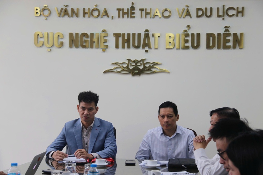 Bộ Văn hóa yêu cầu xử lý nghiêm những nghệ sĩ hát ca từ lệch chuẩn - 1 Bộ Văn hóa yêu cầu xử lý nghiêm những nghệ sĩ hát ca từ lệch chuẩn - 1