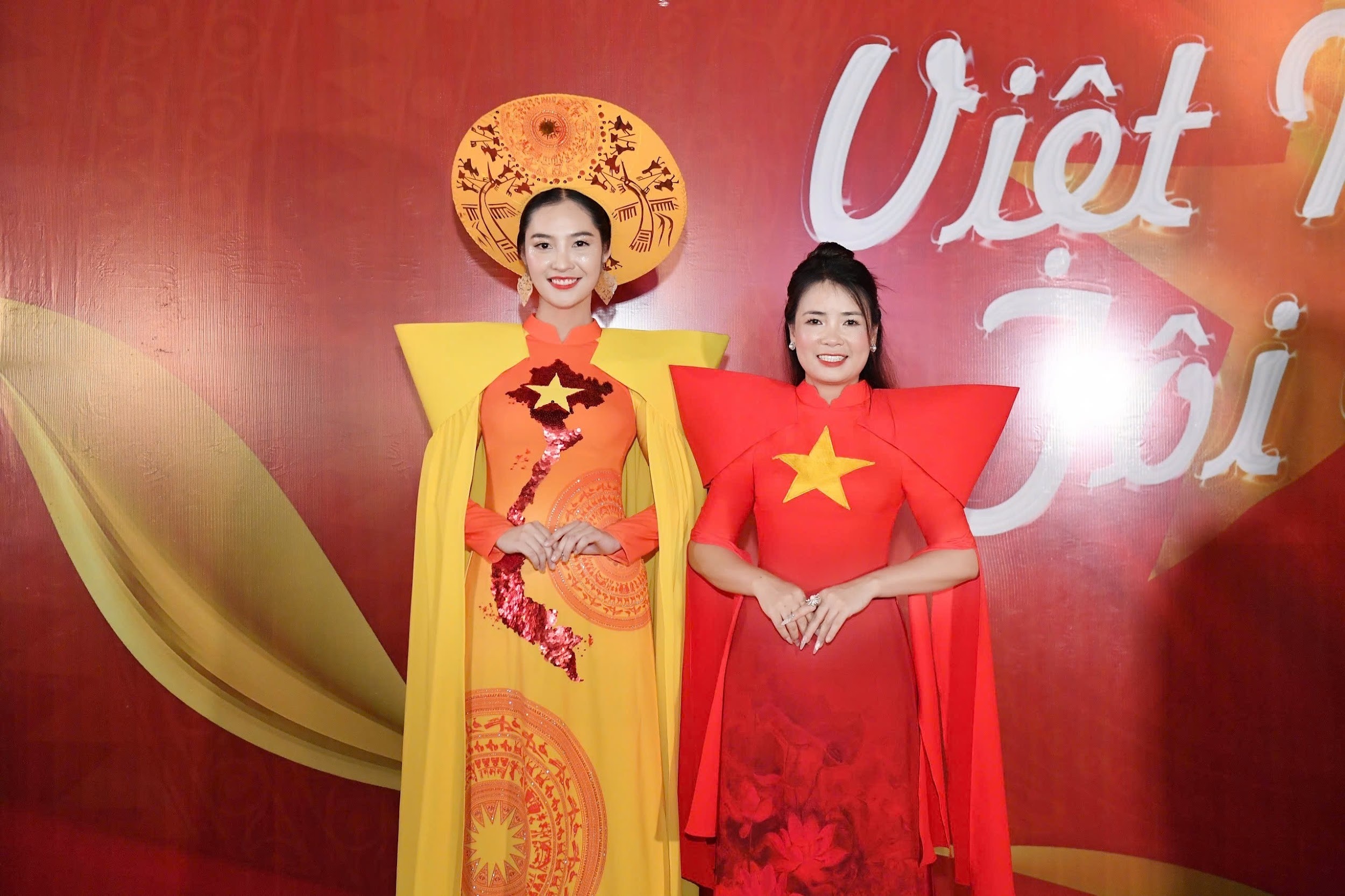 Miss Nong Thuy Hang performs Ao Dai inspired by the country's shape - 5 Hoa hậu Nông Thúy Hằng trình diễn áo dài lấy cảm hứng từ dáng hình đất nước - 5