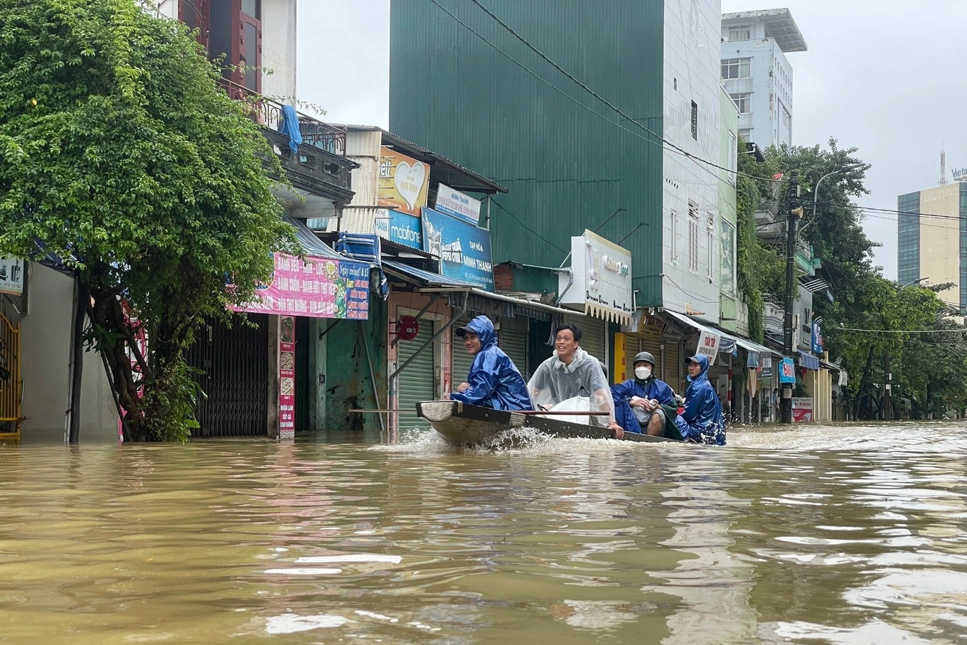 Lật ghe ở Huế khiến mẹ tử vong, con mất tích - 1