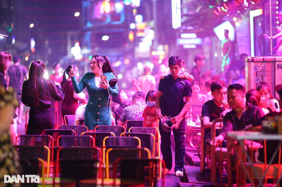 Gánh hàng rong sẽ ra sao khi chính sách thu phí vỉa hè ở TPHCM áp dụng? - 2